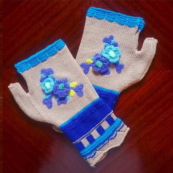 NWOT Fingerless Gloves with Crochet Flowers - Picture 4 of 5